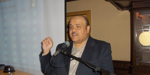Dr. Zohair ALSARRAJ (Saudi Arabia) explaining the rules of Jeopardy.