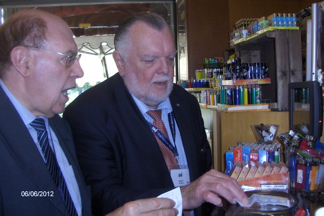 Jan Franlund (in paying position) offered the wine for celebrating the Swedish National Day.<BR>
 Franco Santini (left) assisted as Chairman CEN/TC 319.