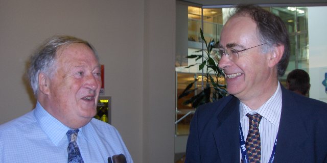 Discussion between Colin Desborough (UK) and Antoine Despujols (FR) during the coffee break.