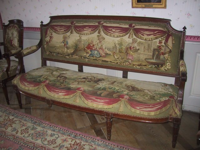 Le canapé après sa restauration par Sabine Sille - exposé au Musée Romand.
 Sponsor: Office fédéral de la culture, Berne, Suisse.