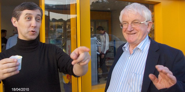 Erste Kaffeepause auf der Autobahn Rabat - Tanger:<BR>
 Marc Antoni und Gilles Zwingelstein.