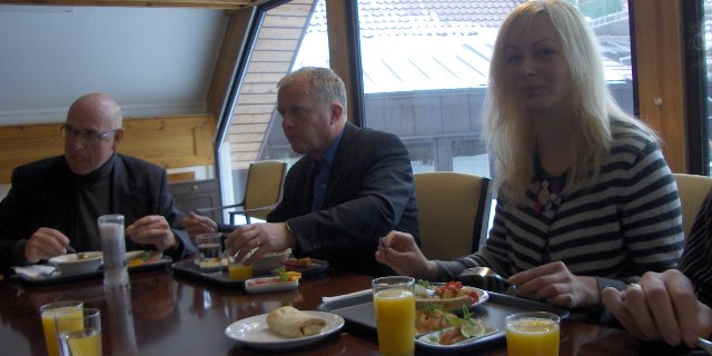 Die Projektgruppe beim Mittagessen.